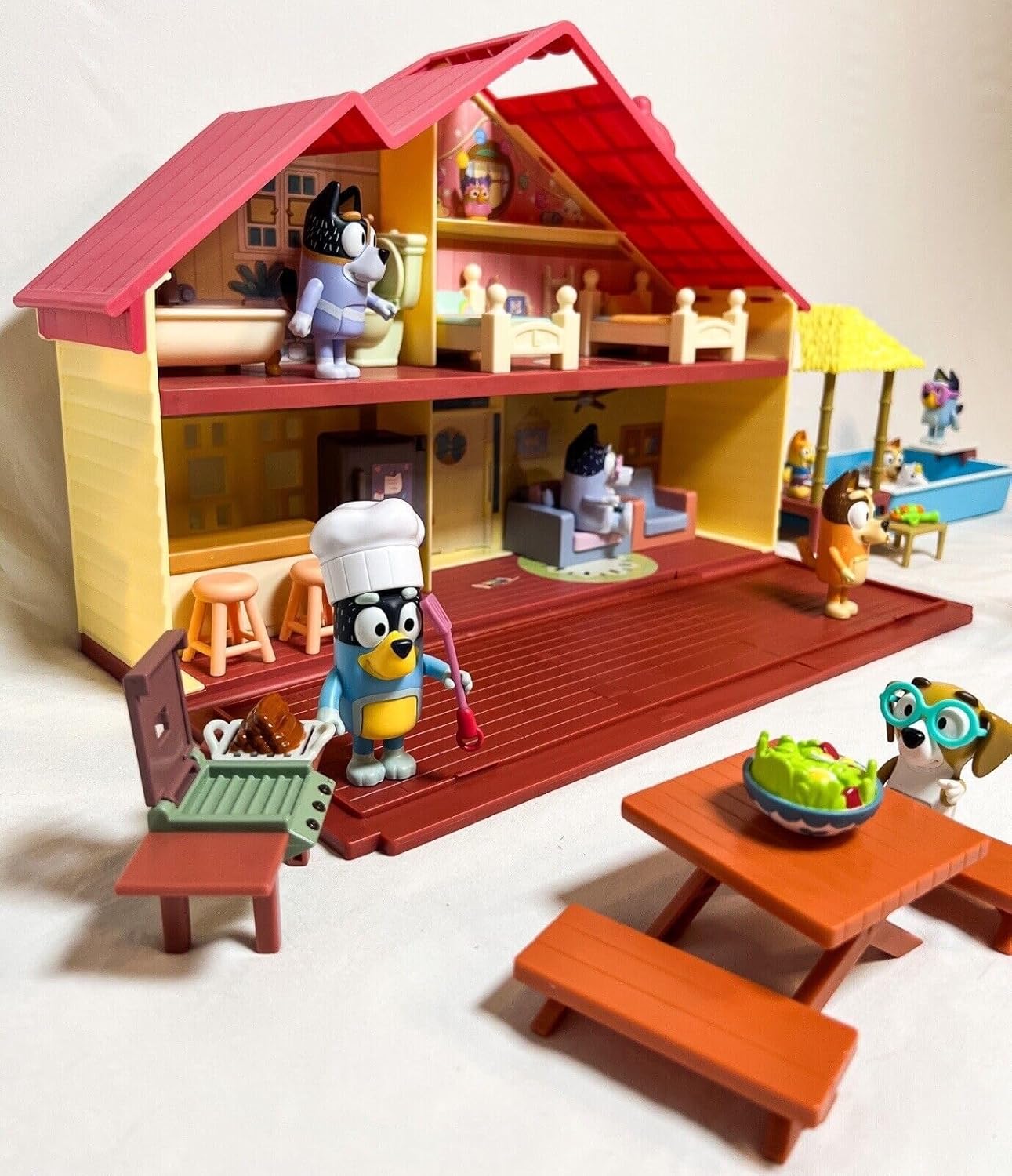 Bluey Mega Set Ultimate 2023 | 40 pièces 4 ensembles dans un méga jeu | Famille et amis à talons complets et étendus 14 figurines de personnages