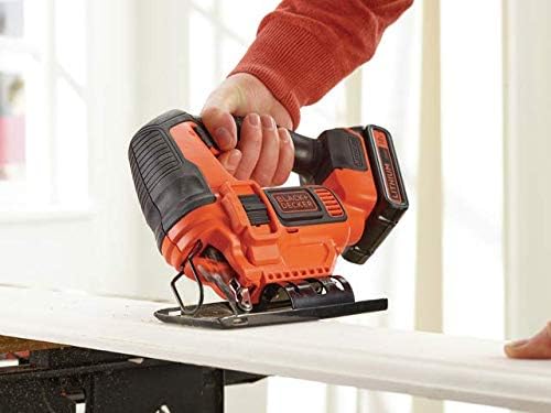 BLACK+DECKER Scie sauteuse - 18V - 2,5 Ah - 1 batterie - 1 lame pour le bois - Livrée en boite de rangement, BDCJS18E1-QW