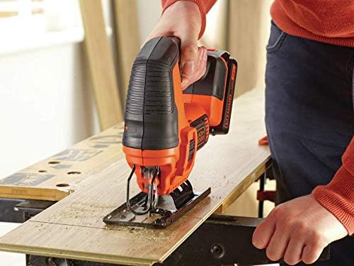 BLACK+DECKER Scie sauteuse - 18V - 2,5 Ah - 1 batterie - 1 lame pour le bois - Livrée en boite de rangement, BDCJS18E1-QW