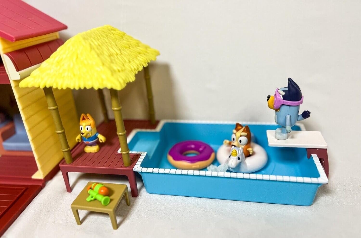 Bluey Mega Set Ultimate 2023 | 40 pièces 4 ensembles dans un méga jeu | Famille et amis à talons complets et étendus 14 figurines de personnages