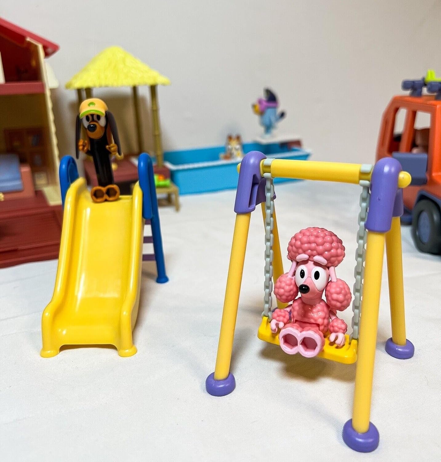 Bluey Mega Set Ultimate 2023 | 40 pièces 4 ensembles dans un méga jeu | Famille et amis à talons complets et étendus 14 figurines de personnages