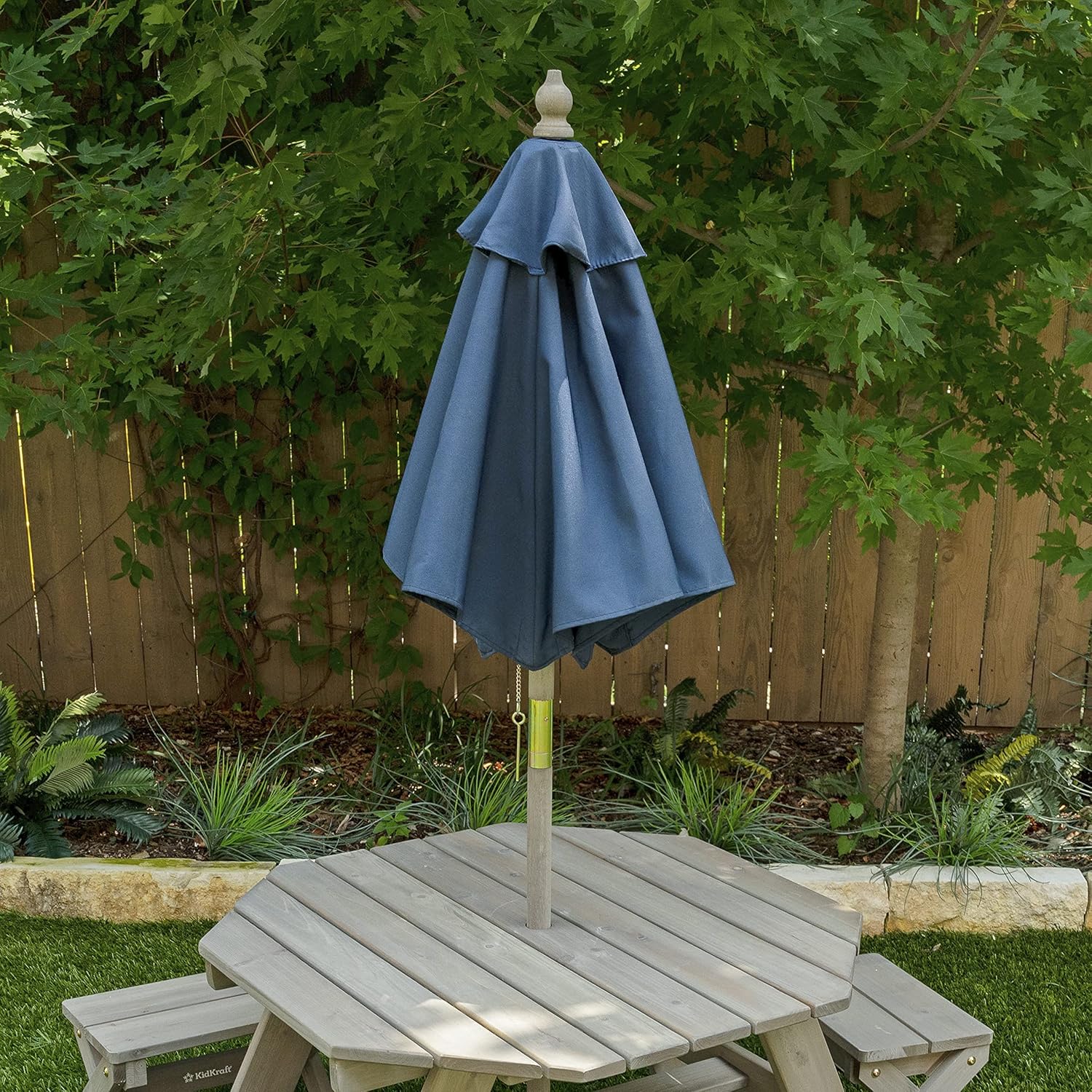 KidKraft Table de Jardin Octogonale pour Enfants, Table d'extérieur avec Tabourets et Parasol en Bois pour l'extérieur, Salon de Jardin extérieur pour Enfants, 20176