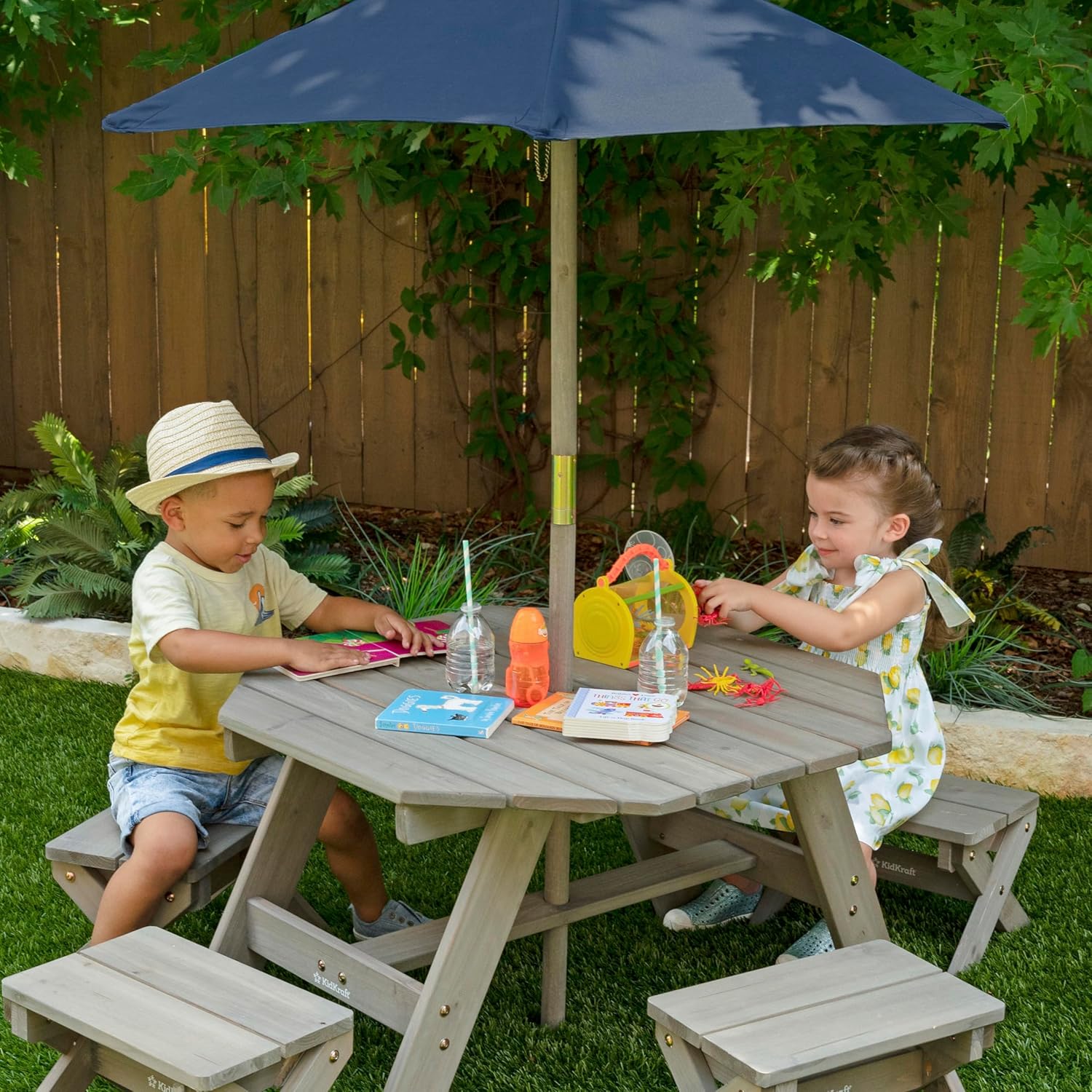 KidKraft Table de Jardin Octogonale pour Enfants, Table d'extérieur avec Tabourets et Parasol en Bois pour l'extérieur, Salon de Jardin extérieur pour Enfants, 20176