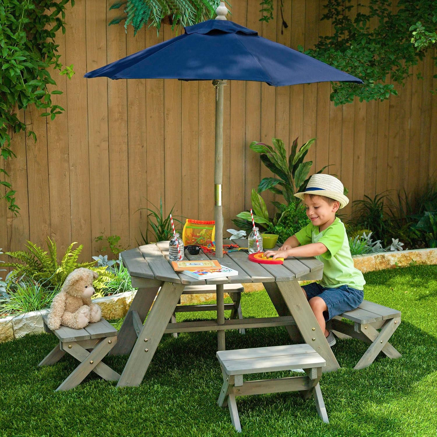 KidKraft Table de Jardin Octogonale pour Enfants, Table d'extérieur avec Tabourets et Parasol en Bois pour l'extérieur, Salon de Jardin extérieur pour Enfants, 20176